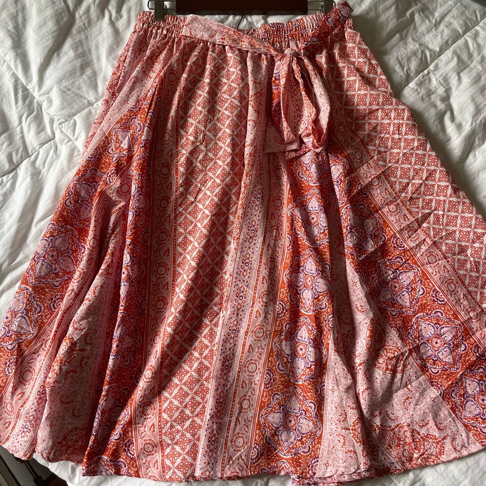 Skirt with tie front bow.